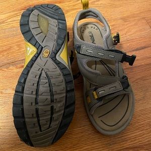 Tevas size 7 women’s